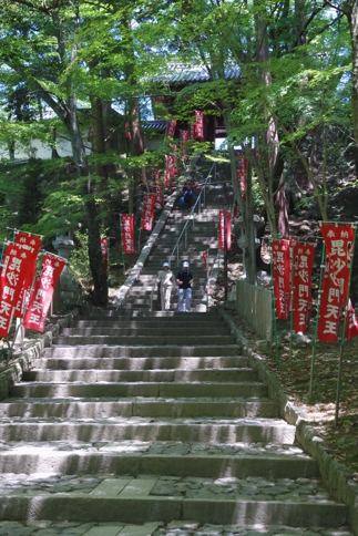 仁王門と急峻な階段