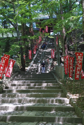 仁王門と急峻な階段