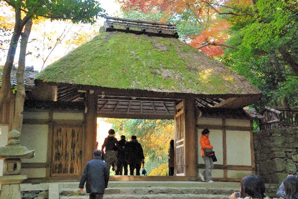 紅葉時期の山門