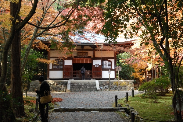 本堂と紅葉