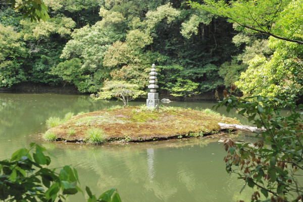 安民沢に浮かぶ白蛇塚