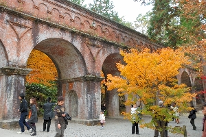 水路閣と紅葉