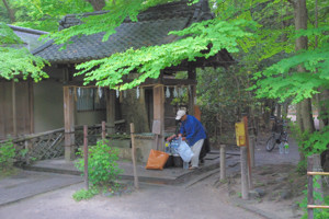 染井の井戸を汲みにきた人