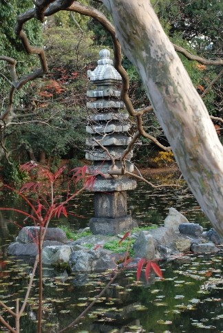 印月池の石塔